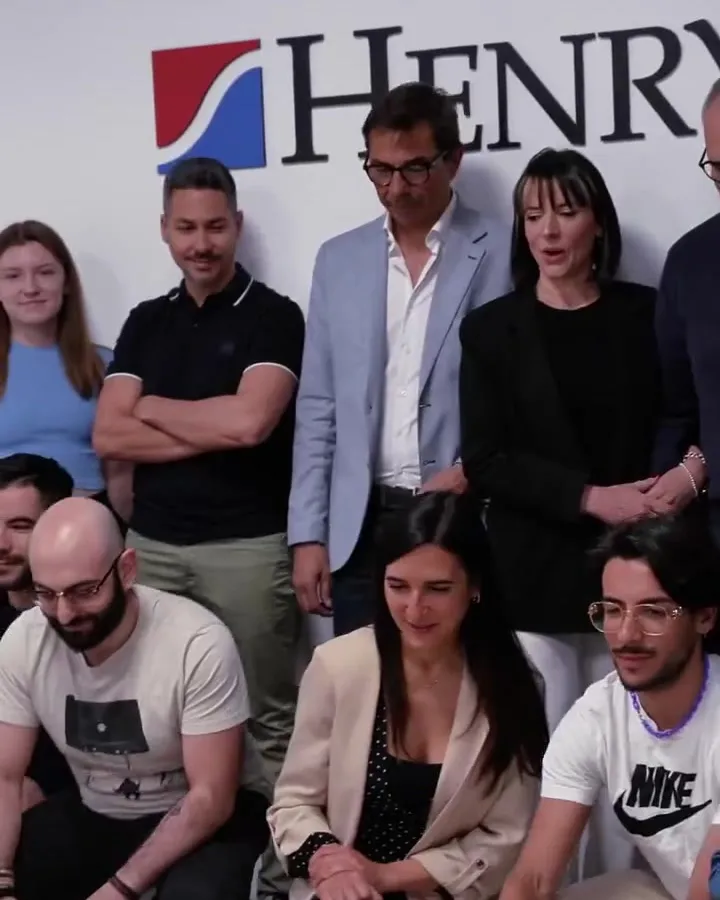 Corsisti e relatori nella foto di gruppo a fine corso, in aula a Cagliari.