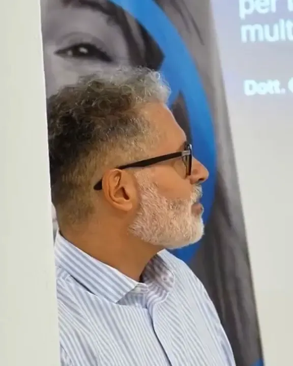 Il Dott. Gianmarco Serra durante la sua lezione di Lembi e Suture, davanti alla slide del corso.